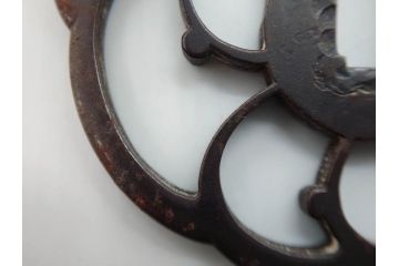 時代武具　鉄地　三日月武蔵　透かし彫りが目を引く鍔(彫刻、刀装具、ケース付き)(R-080541)