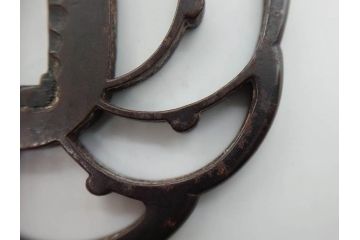 時代武具　鉄地　三日月武蔵　透かし彫りが目を引く鍔(彫刻、刀装具、ケース付き)(R-080541)