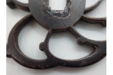 時代武具　鉄地　三日月武蔵　透かし彫りが目を引く鍔(彫刻、刀装具、ケース付き)(R-080541)