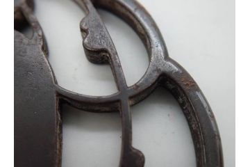 時代武具　鉄地　三日月武蔵　透かし彫りが目を引く鍔(彫刻、刀装具、ケース付き)(R-080541)