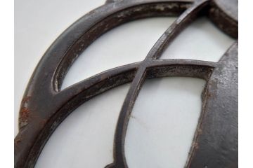 時代武具　鉄地　三日月武蔵　透かし彫りが目を引く鍔(彫刻、刀装具、ケース付き)(R-080541)