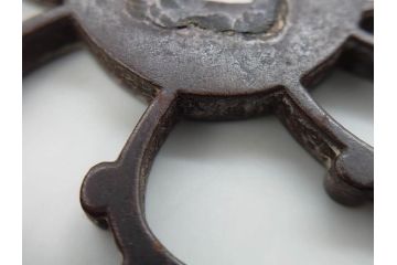時代武具　鉄地　三日月武蔵　透かし彫りが目を引く鍔(彫刻、刀装具、ケース付き)(R-080541)