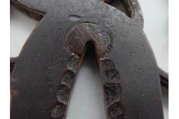 時代武具　鉄地　三日月武蔵　透かし彫りが目を引く鍔(彫刻、刀装具、ケース付き)(R-080541)