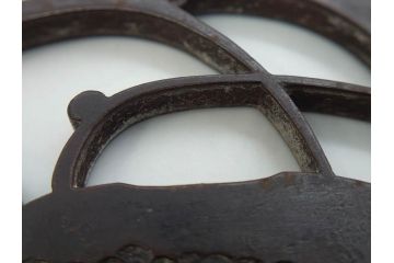 時代武具　鉄地　三日月武蔵　透かし彫りが目を引く鍔(彫刻、刀装具、ケース付き)(R-080541)