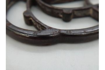 時代武具　鉄地　三日月武蔵　透かし彫りが目を引く鍔(彫刻、刀装具、ケース付き)(R-080541)
