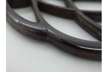 時代武具　鉄地　三日月武蔵　透かし彫りが目を引く鍔(彫刻、刀装具、ケース付き)(R-080541)