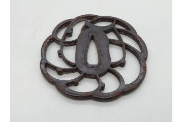 時代武具　鉄地　三日月武蔵　透かし彫りが目を引く鍔(彫刻、刀装具、ケース付き)(R-080541)