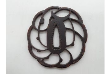 時代武具　鉄地　三日月武蔵　透かし彫りが目を引く鍔(彫刻、刀装具、ケース付き)(R-080541)