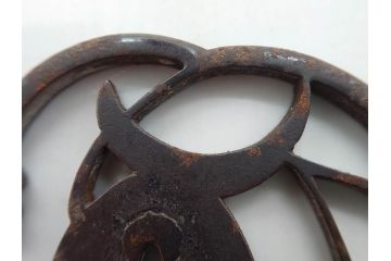 時代武具　鉄地　三日月武蔵　透かし彫りが目を引く鍔(彫刻、刀装具、ケース付き)(R-080541)