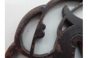 時代武具　鉄地　三日月武蔵　透かし彫りが目を引く鍔(彫刻、刀装具、ケース付き)(R-080541)