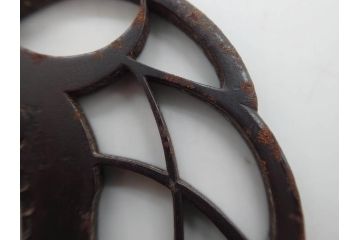 時代武具　鉄地　三日月武蔵　透かし彫りが目を引く鍔(彫刻、刀装具、ケース付き)(R-080541)