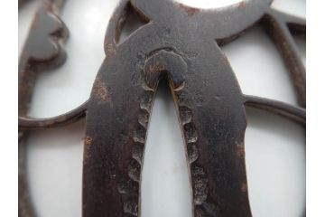 時代武具　鉄地　三日月武蔵　透かし彫りが目を引く鍔(彫刻、刀装具、ケース付き)(R-080541)