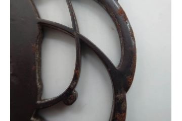 時代武具　鉄地　三日月武蔵　透かし彫りが目を引く鍔(彫刻、刀装具、ケース付き)(R-080541)