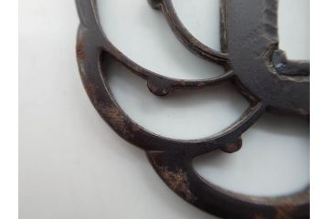 時代武具　鉄地　三日月武蔵　透かし彫りが目を引く鍔(彫刻、刀装具、ケース付き)(R-080541)