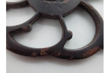 時代武具　鉄地　三日月武蔵　透かし彫りが目を引く鍔(彫刻、刀装具、ケース付き)(R-080541)