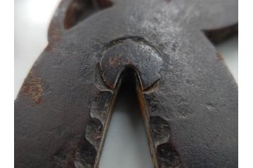 時代武具　鉄地　三日月武蔵　透かし彫りが目を引く鍔(彫刻、刀装具、ケース付き)(R-080541)
