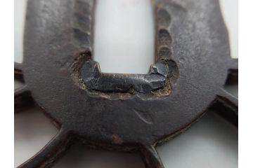 時代武具　鉄地　三日月武蔵　透かし彫りが目を引く鍔(彫刻、刀装具、ケース付き)(R-080541)