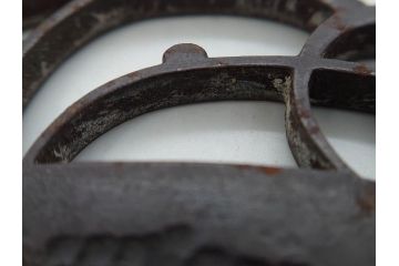時代武具　鉄地　三日月武蔵　透かし彫りが目を引く鍔(彫刻、刀装具、ケース付き)(R-080541)