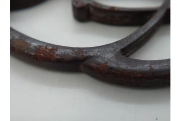 時代武具　鉄地　三日月武蔵　透かし彫りが目を引く鍔(彫刻、刀装具、ケース付き)(R-080541)