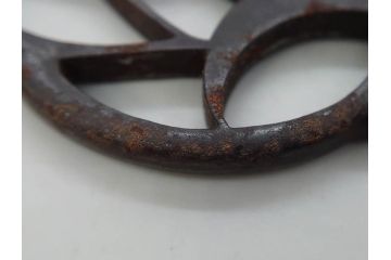 時代武具　鉄地　三日月武蔵　透かし彫りが目を引く鍔(彫刻、刀装具、ケース付き)(R-080541)