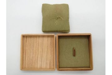 時代武具　鉄地　三日月武蔵　透かし彫りが目を引く鍔(彫刻、刀装具、ケース付き)(R-080541)