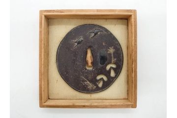 時代武具　鉄地　金銀象嵌　透かし　鳥　茸　独創的なデザインが魅力の鍔(きのこ、キノコ、金彩、風景、彫刻、刀装具、ケース付き)(R-080542)