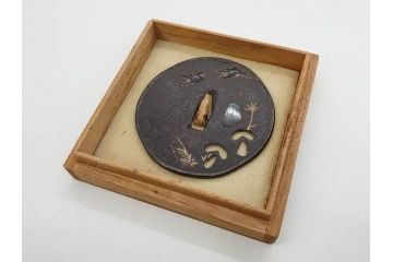時代武具　鉄地　金銀象嵌　透かし　鳥　茸　独創的なデザインが魅力の鍔(きのこ、キノコ、金彩、風景、彫刻、刀装具、ケース付き)(R-080542)