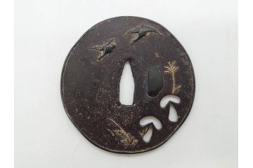 時代武具　鉄地　金銀象嵌　透かし　鳥　茸　独創的なデザインが魅力の鍔(きのこ、キノコ、金彩、風景、彫刻、刀装具、ケース付き)(R-080542)