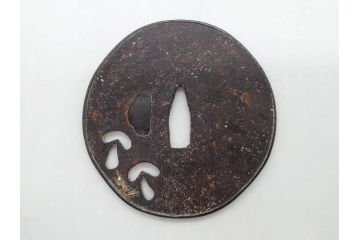 時代武具　鉄地　金銀象嵌　透かし　鳥　茸　独創的なデザインが魅力の鍔(きのこ、キノコ、金彩、風景、彫刻、刀装具、ケース付き)(R-080542)