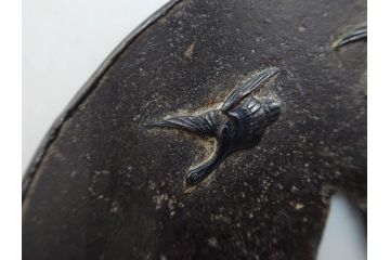 時代武具　鉄地　金銀象嵌　透かし　鳥　茸　独創的なデザインが魅力の鍔(きのこ、キノコ、金彩、風景、彫刻、刀装具、ケース付き)(R-080542)