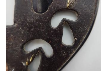 時代武具　鉄地　金銀象嵌　透かし　鳥　茸　独創的なデザインが魅力の鍔(きのこ、キノコ、金彩、風景、彫刻、刀装具、ケース付き)(R-080542)