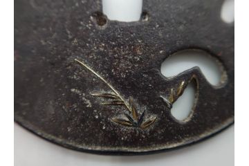 時代武具　鉄地　金銀象嵌　透かし　鳥　茸　独創的なデザインが魅力の鍔(きのこ、キノコ、金彩、風景、彫刻、刀装具、ケース付き)(R-080542)
