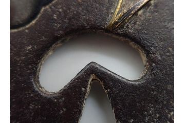 時代武具　鉄地　金銀象嵌　透かし　鳥　茸　独創的なデザインが魅力の鍔(きのこ、キノコ、金彩、風景、彫刻、刀装具、ケース付き)(R-080542)