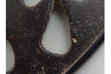 時代武具　鉄地　金銀象嵌　透かし　鳥　茸　独創的なデザインが魅力の鍔(きのこ、キノコ、金彩、風景、彫刻、刀装具、ケース付き)(R-080542)