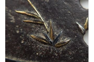 時代武具　鉄地　金銀象嵌　透かし　鳥　茸　独創的なデザインが魅力の鍔(きのこ、キノコ、金彩、風景、彫刻、刀装具、ケース付き)(R-080542)