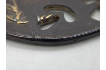時代武具　鉄地　金銀象嵌　透かし　鳥　茸　独創的なデザインが魅力の鍔(きのこ、キノコ、金彩、風景、彫刻、刀装具、ケース付き)(R-080542)