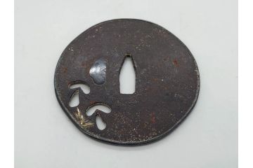 時代武具　鉄地　金銀象嵌　透かし　鳥　茸　独創的なデザインが魅力の鍔(きのこ、キノコ、金彩、風景、彫刻、刀装具、ケース付き)(R-080542)