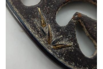 時代武具　鉄地　金銀象嵌　透かし　鳥　茸　独創的なデザインが魅力の鍔(きのこ、キノコ、金彩、風景、彫刻、刀装具、ケース付き)(R-080542)