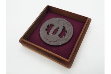 時代武具　在銘　鉄地　丸形　龍の図　鉄の力強さを感じる鍔(竜、彫刻、刀装具、ケース付き)(R-080543)