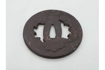 時代武具　在銘　鉄地　丸形　龍の図　鉄の力強さを感じる鍔(竜、彫刻、刀装具、ケース付き)(R-080543)