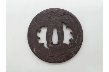 時代武具　在銘　鉄地　丸形　龍の図　鉄の力強さを感じる鍔(竜、彫刻、刀装具、ケース付き)(R-080543)
