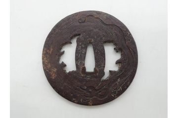時代武具　在銘　鉄地　丸形　龍の図　鉄の力強さを感じる鍔(竜、彫刻、刀装具、ケース付き)(R-080543)