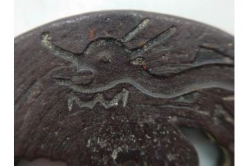 時代武具　在銘　鉄地　丸形　龍の図　鉄の力強さを感じる鍔(竜、彫刻、刀装具、ケース付き)(R-080543)
