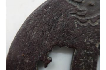 時代武具　在銘　鉄地　丸形　龍の図　鉄の力強さを感じる鍔(竜、彫刻、刀装具、ケース付き)(R-080543)