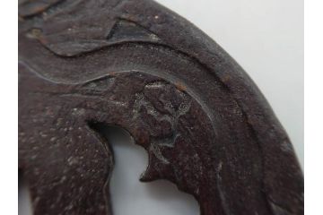 時代武具　在銘　鉄地　丸形　龍の図　鉄の力強さを感じる鍔(竜、彫刻、刀装具、ケース付き)(R-080543)