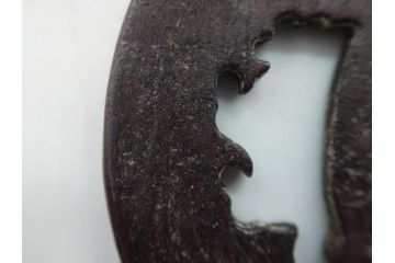 時代武具　在銘　鉄地　丸形　龍の図　鉄の力強さを感じる鍔(竜、彫刻、刀装具、ケース付き)(R-080543)
