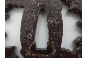 時代武具　在銘　鉄地　丸形　龍の図　鉄の力強さを感じる鍔(竜、彫刻、刀装具、ケース付き)(R-080543)