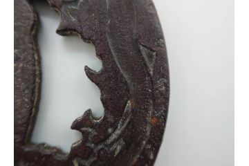 時代武具　在銘　鉄地　丸形　龍の図　鉄の力強さを感じる鍔(竜、彫刻、刀装具、ケース付き)(R-080543)
