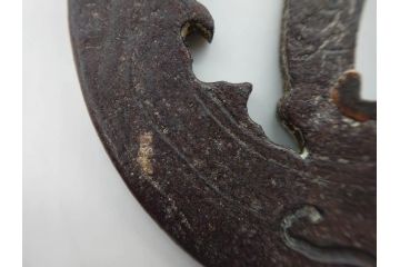 時代武具　在銘　鉄地　丸形　龍の図　鉄の力強さを感じる鍔(竜、彫刻、刀装具、ケース付き)(R-080543)