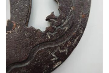 時代武具　在銘　鉄地　丸形　龍の図　鉄の力強さを感じる鍔(竜、彫刻、刀装具、ケース付き)(R-080543)